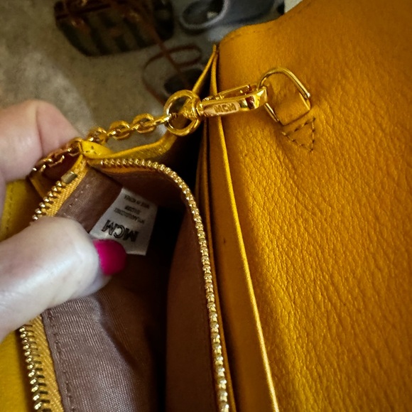 MCM Crossbody Wallet with removable gold chain. - Picture 4 of 15